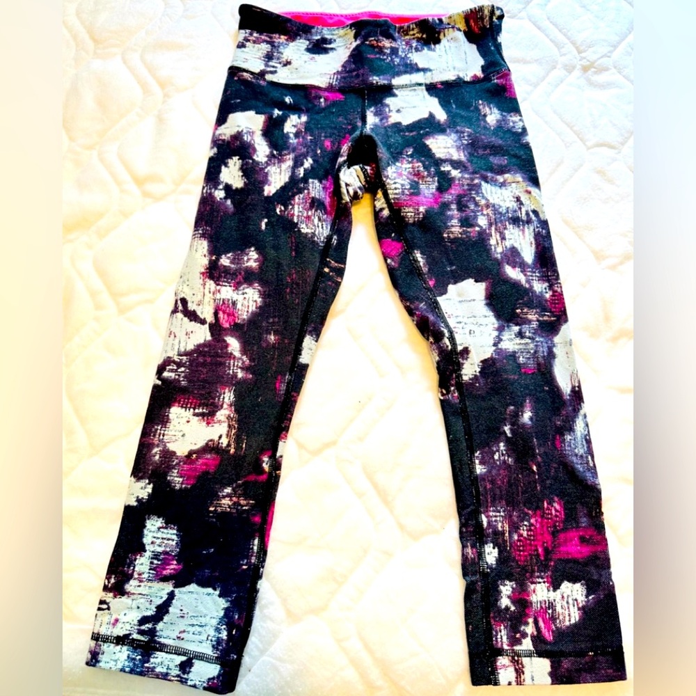 Lululemon activewear capri leggings 6 purple white and black